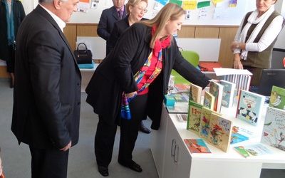 Австриската амбасадорка донираше книги во библиотеката
