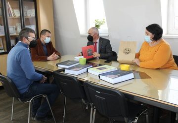 Градоначалникот Коњановски донираше книги со Брајово писмо во НУУБ „Св.Климент Охридски” – Битола