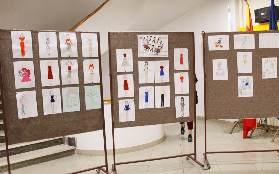 Изложба на цртежи од работилницата „Биди моден дизајнер“