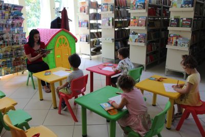 Децата од „Креативна сфера“ во посета на нашата библиотека