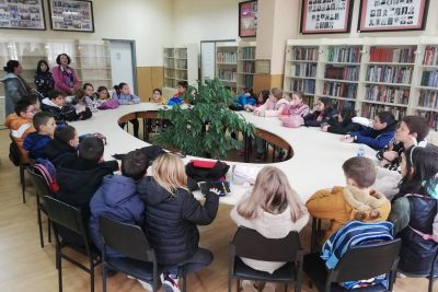 Читаме „Шарени приказни“ од Ана Бунтеска, со учениците од IV и V одделение од ООУ„Коле Канински“ – Буковски Ливади