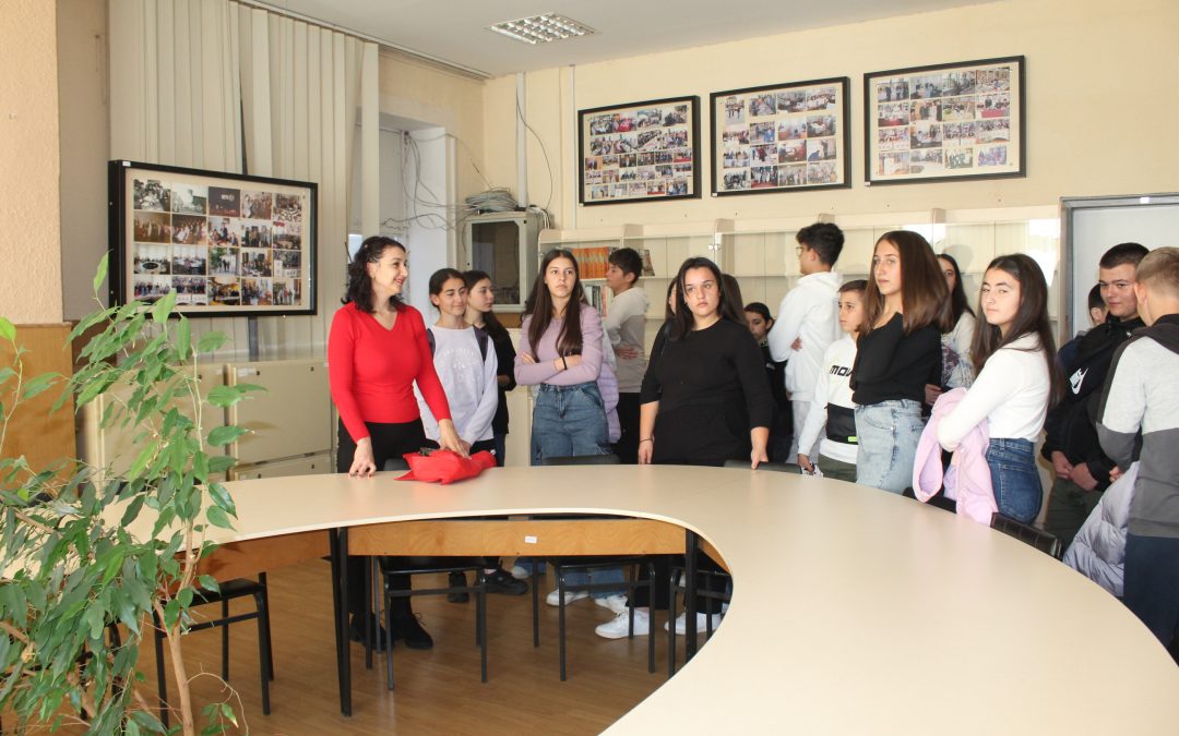 Учениците од ОУ „Гоце Делчев“ – Могила, во посета на библиотеката