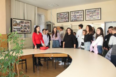 Учениците од ОУ „Гоце Делчев“ – Могила, во посета на библиотеката
