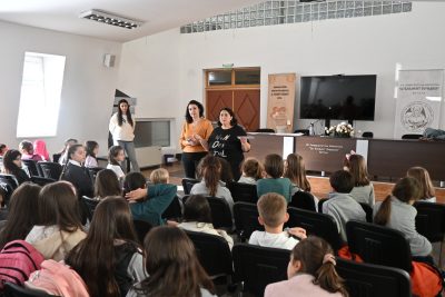 Магијата на читањето во библиотеката!