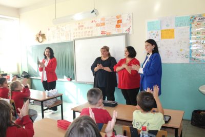 Приказни што градат другарство