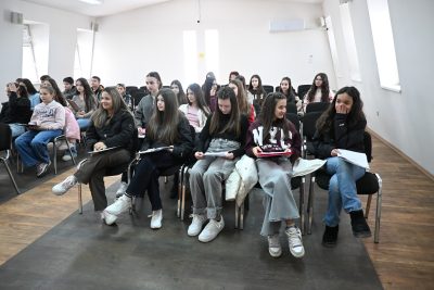 ЈАЗИЦИТЕ НÈ ПОВРЗУВААТ – НЕ САМО СО ЗБОРОВИ, ТУКУ СО ЛУЃЕ